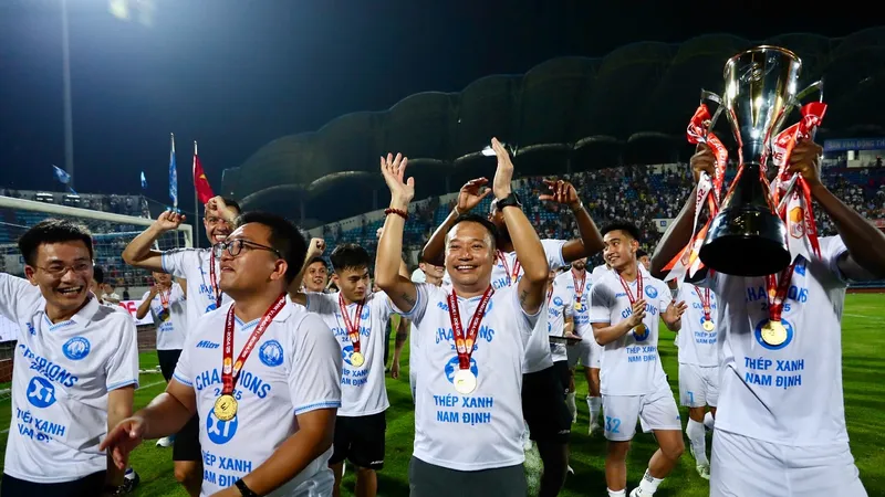 HLV Vũ Hồng Việt lần thứ 2 liên tiếp đưa Nam Định vô địch V-League.