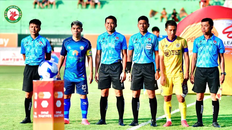 Trọng tài Razlan Joffri Bin Ali (thứ 3 từ phải sang) vừa điều hành trận Bình Định - Hà Nội FC ở vòng 26.