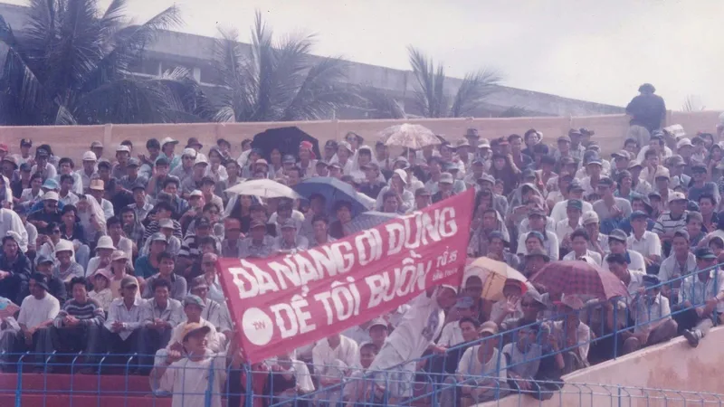 Có không ít CĐV Đà Nẵng đồng hành cùng đội nhà trong trận tranh play-off vào chiều 27-6. Ảnh: ĐNFC