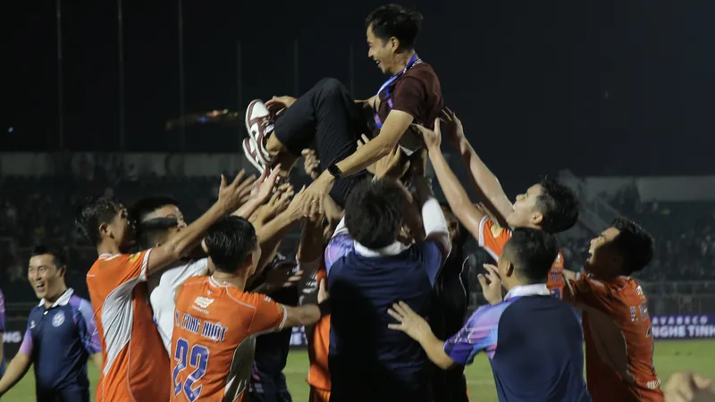 Niềm vui của thầy trò đội bóng sông Hàn sau trận đấu. Ảnh: DŨNG PHƯƠNG