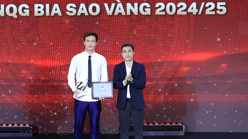 Nguyễn Hoàng Đức được vinh danh tại Gala tổng kết và trao giải mùa bóng 2024-2025.