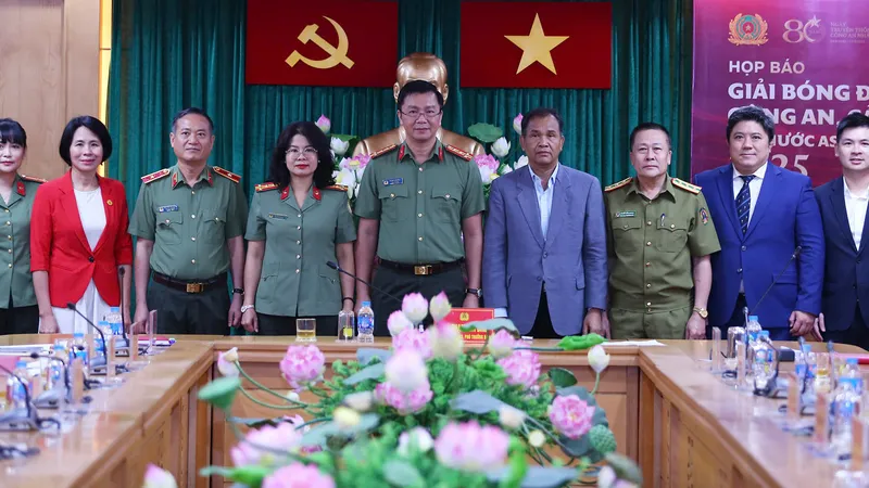 Ban tổ chức cùng đại diện các đội tham dự giải chụp hình lưu niệm tại buổi họp báo.