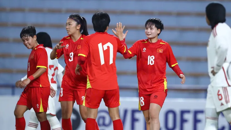 Đồng đội chia vui cùng Nguyễn Thị Vạn sau bàn thắng nâng tỷ số 4-0.