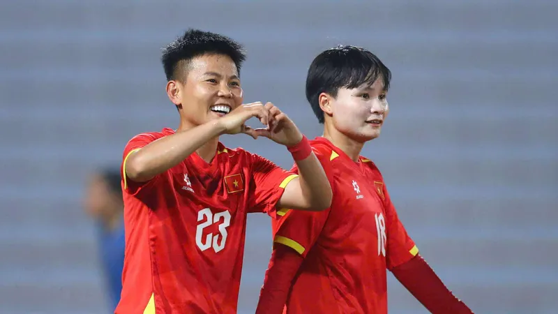Bích Thùy tỏa sáng với cú đúp bàn thắng cho đội chủ nhà.