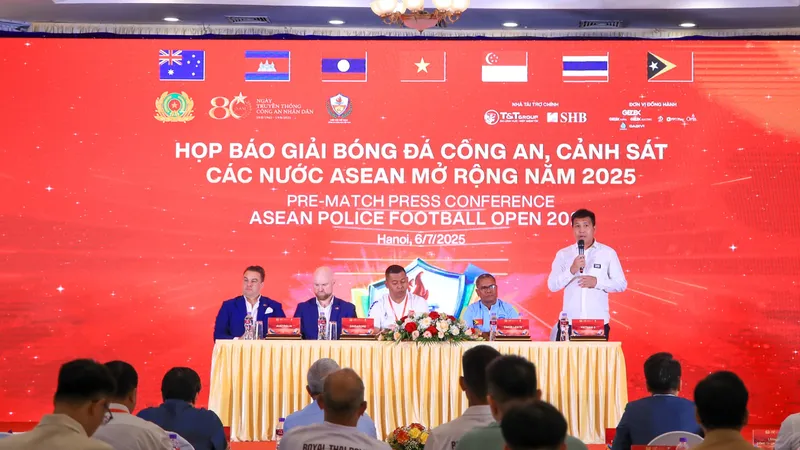 HLV trưởng các đội tham dự buổi họp báo ngày 6-7.