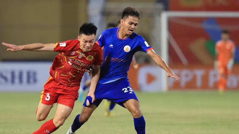 CAND Việt Nam I (áo đỏ) để thua 2-4 trước Campuchia