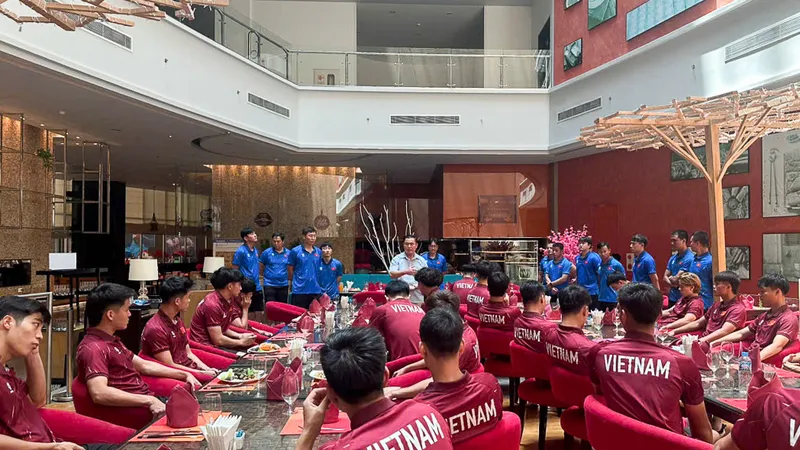 Ông Trần Anh Tú chia sẻ cùng các thành viên đội U22 Việt Nam trước buổi ăn trưa ngày 8-7.