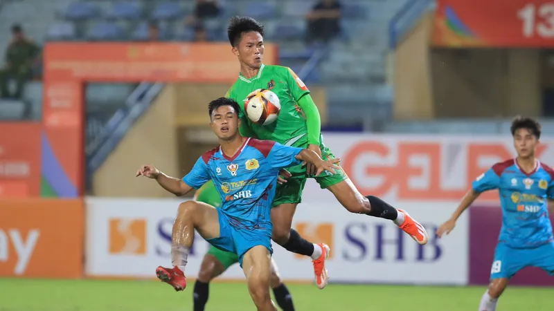Dù thắng Lào 5-4, nhưng CAND Việt Nam I (bên trái) vẫn bị loại.