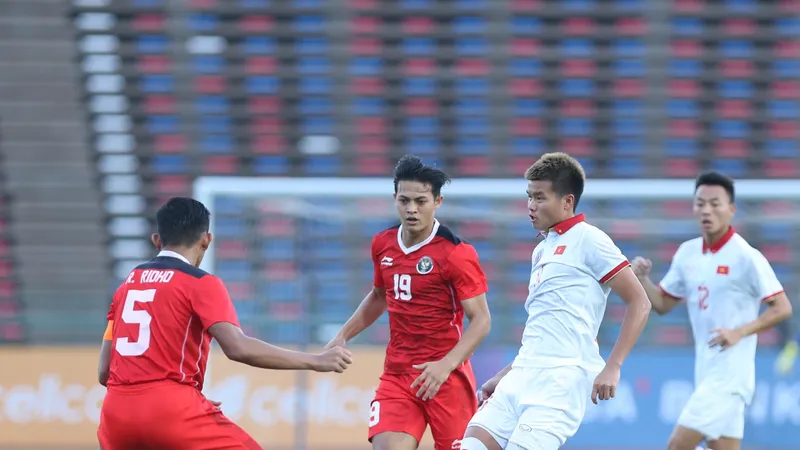 Cuộc so tài giữa U22 Việt Nam và U22 Indonesia tại SEA Games 32.