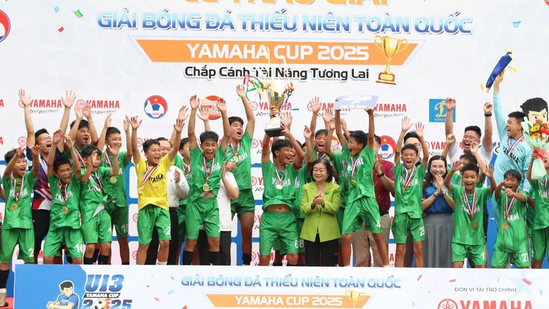 Nguyên Phó Chủ tịch nước CHXHCN Việt Nam – bà Trương Mỹ Hoa trao Cúp vô địch cho U13 Nam Định