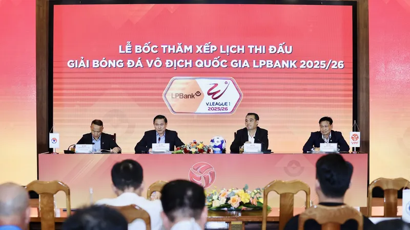 Lãnh đạo VFF và công ty VPF tại buổi họp chiều 14-7.