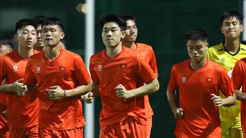 U23 Việt Nam ra sân tập ngay trong ngày đầu đến Jakarta.