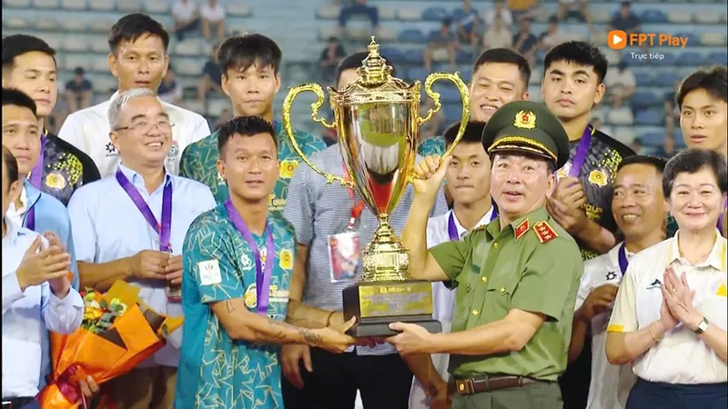 Thượng tướng Trần Quốc Tỏ, Ủy viên Trung ương Đảng, Thứ trưởng Bộ Công an trao cúp vô địch tới đội CAND Việt Nam II. Ảnh: FPT Play 