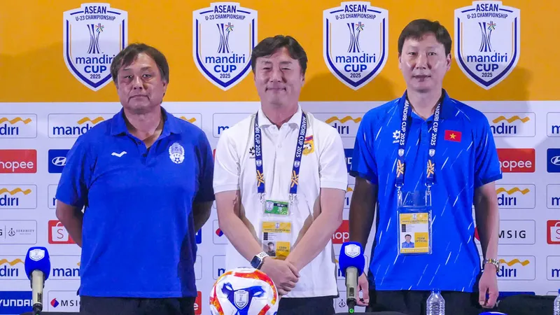HLV Kim Sang-sik cùng các đồng nghiệp dẫn dắt đội U23 Lào và U23 Campuchia tại buổi họp báo trưa 15-7.