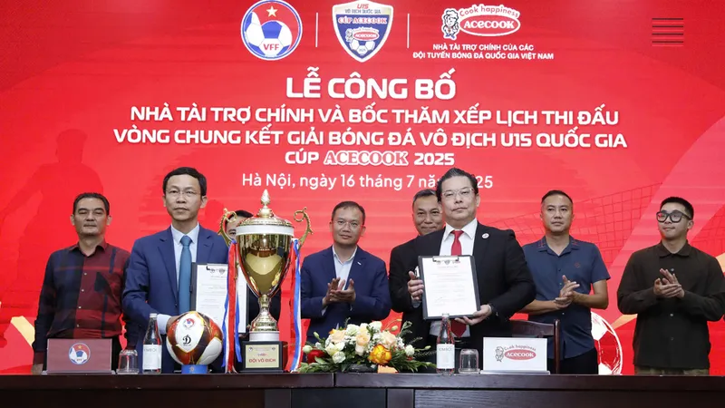 Lãnh đạo LĐBĐ Việt Nam và nhà tài trợ tại lễ ký hợp đồng vào ngày 16-7.