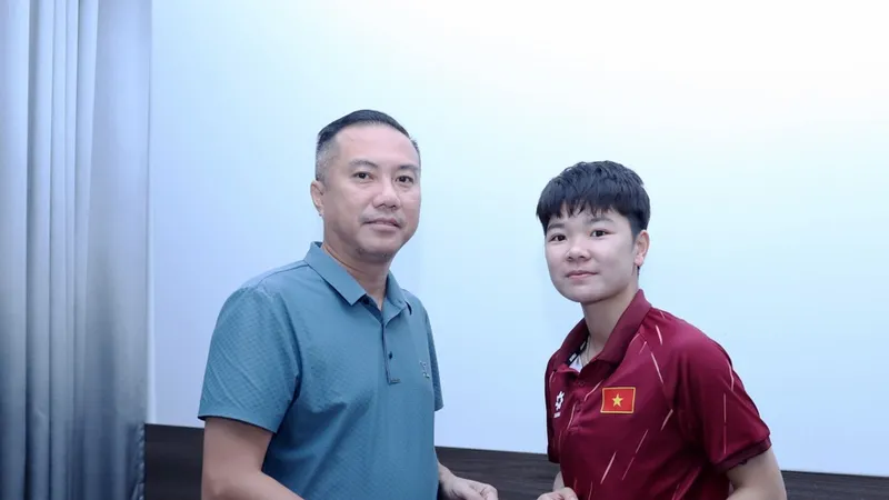 Ông Nguyễn Xuân Vũ cùng các lãnh đạo VFF ghé thăm và động viên Tuyết Ngân vào ngày 17-7.