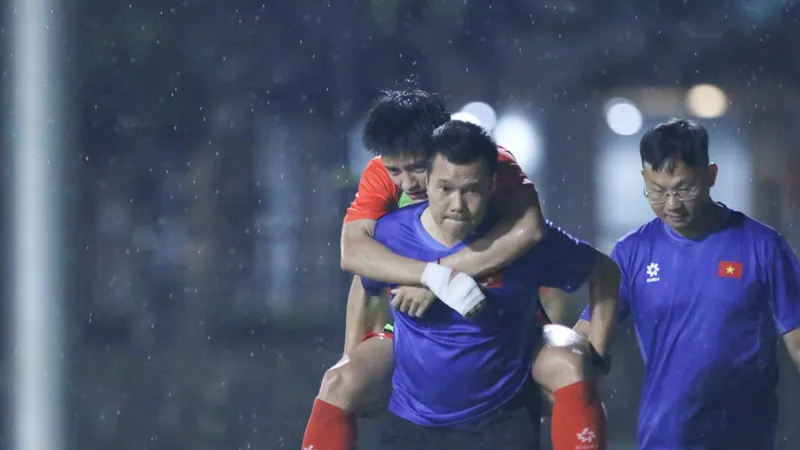 Thanh Nhàn rời sân vào giữa buổi tập của đội U23 Việt Nam.