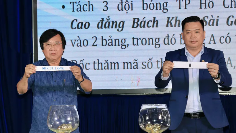 Đại diện các đội tham dự giải trong phần bốc thăm chia bảng. Ảnh: KHẢ HÒA