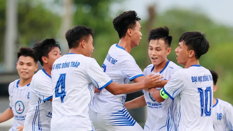 Niềm vui của đội chủ nhà, trường ĐH Đồng Tháp khi giành chiến thắng cách biệt ở trận ra quân.