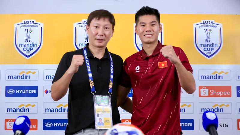 HLV Kim Sang-sik và hậu vệ Hiểu Minh tại buổi họp báo sau trận đấu.