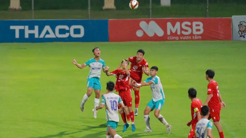 PVF giành chiến thắng 1-0 trước SHB Đà Nẵng (áo trắng) trong trận ra quân.