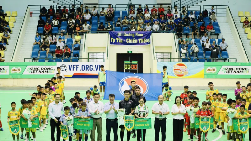 Lãnh đạo VFF và BTC giải trao hoa, cờ và chụp ảnh lưu niệm cùng các đội tham dự giải.