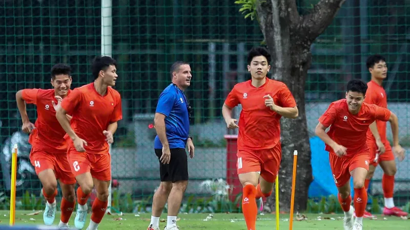 Đình Bắc trở ra sân tập vào tối 21-7.