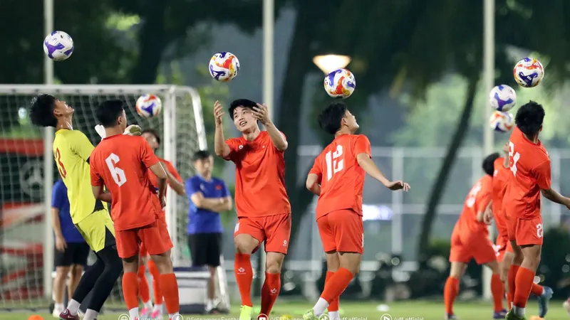 Các cầu thủ U23 Việt Nam tập nhẹ trên sân phụ của Gelora Bung Karno.
