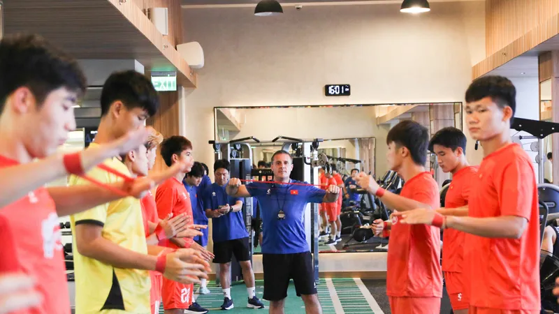 Các cầu thủ tập phục hồi sau trận bán kết.