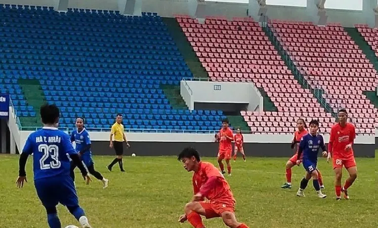 Đội tuyển nữ Việt Nam (áo đỏ) thắng Than KSVN 3-2.