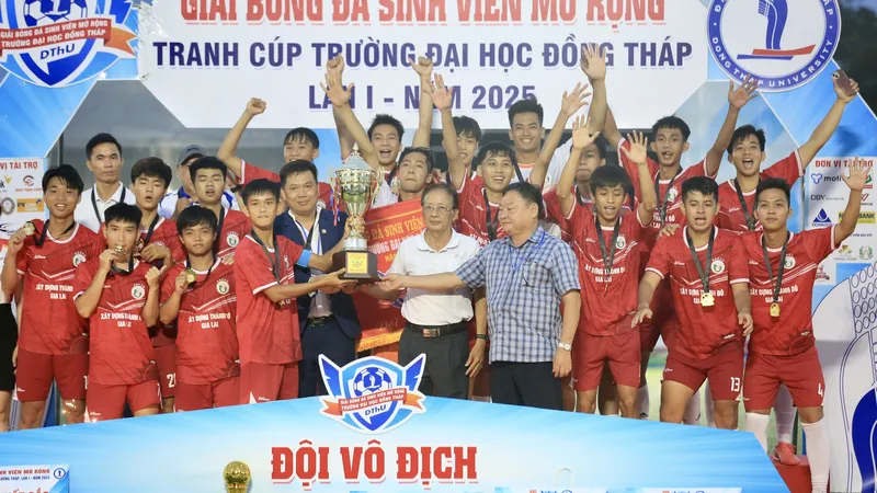 Ban tổ chức trao Cúp vô địch cho trường Đại học Sư phạm TDTT TPHCM.
