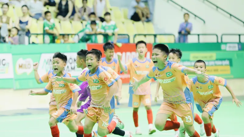 U11 Lạng Sơn vui mừng giành vé bán kết sau khi đánh bại U11 Nam Định.