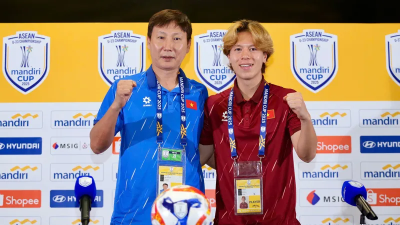 HLV Kim Sang-sik và Viktor Le tại buổi họp báo