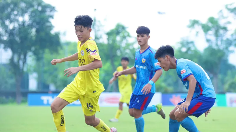 Hà Nội (áo vàng) thắng Hà Tĩnh 4-1