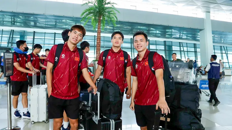 Các cầu thủ U23 Việt Nam tại sân bay, chuẩn bị lên đường về nước. Ảnh: ANH KHOA