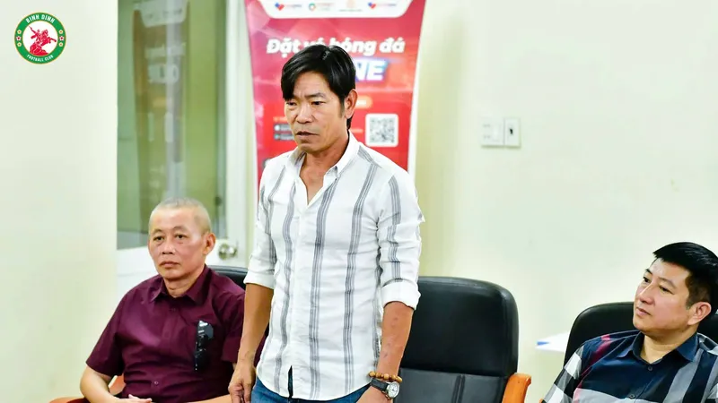 HLV Trịnh Duy Quang, cũng là cựu cầu thủ đội bóng đất Võ chia sẻ cùng cả đội ở buổi họp đầu tiên trước mùa bóng mới.