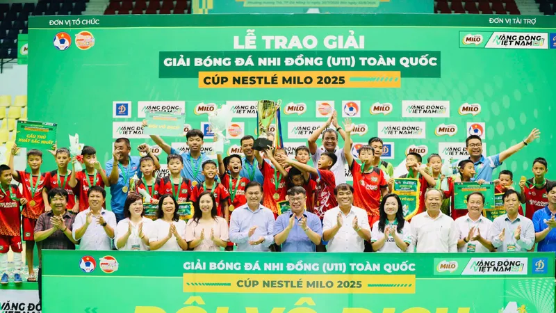Ban tổ chức chụp hình lưu niệm cùng các nhà vô địch năm 2025, U11 Hưng Yên.