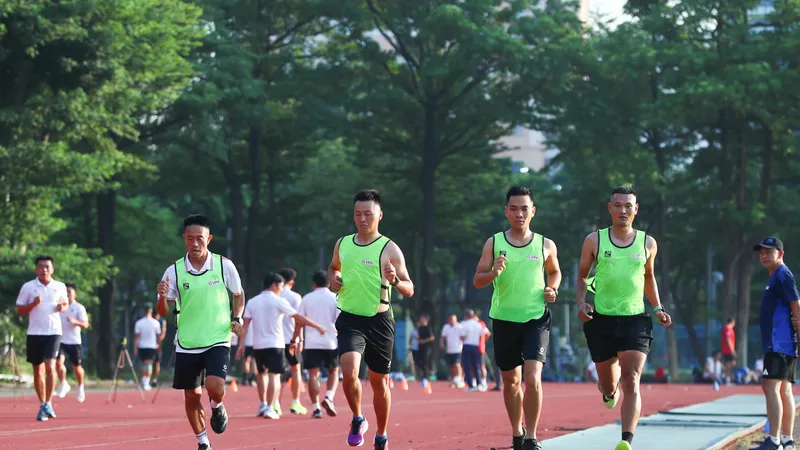Các trọng tài trong phần kiểm tra thể lực sáng 3-8