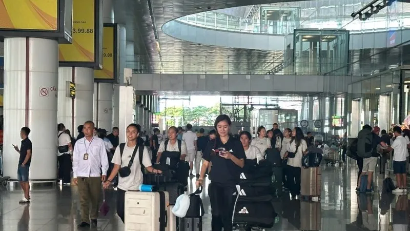Các cô gái Philippines đến Hà Nội vào sáng 3-8.
