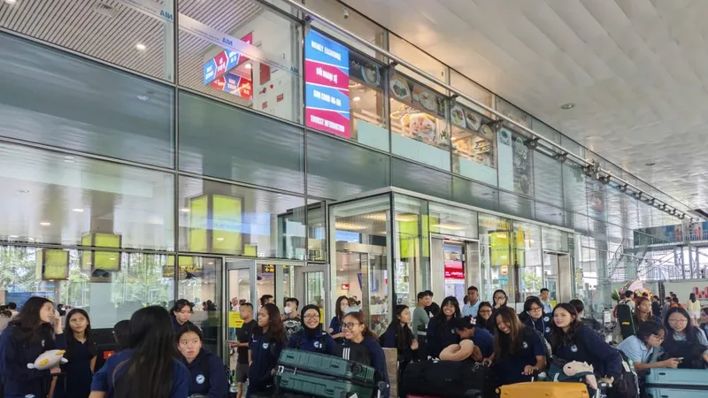 Các cô gái U20 SIngapore khi đến sân bay Nội Bài.
