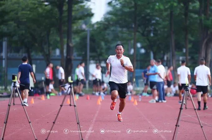 Trọng tài Trần Đình Thịnh thực hiện bài kiểm tra thể lực vào sáng 3-8.