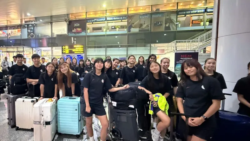 Các cầu thủ U20 nữ Hồng Kông (TQ) khi đến sân bay Nội Bài.