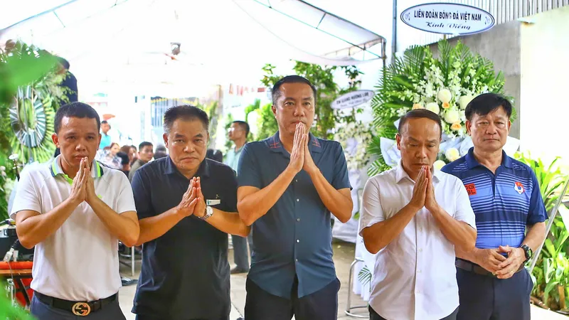 Lãnh đạo VFF, công ty VPF có mặt ở Đồng Nai viếng trọng tài Đình Thịnh.