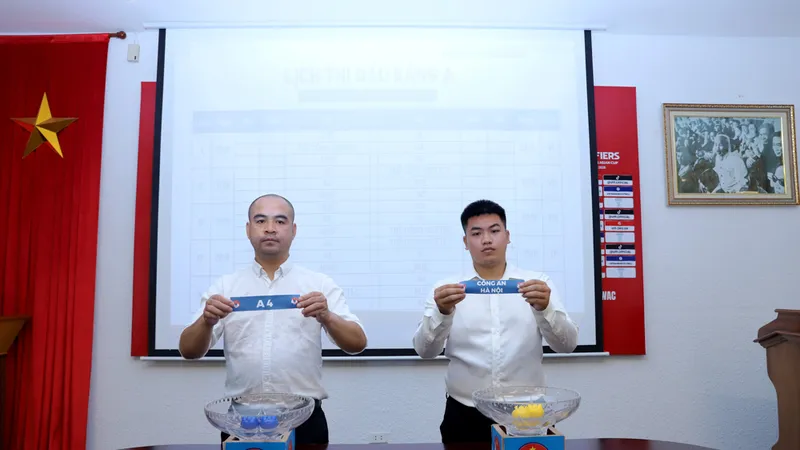 Đại diện Ban tổ chức giải tiến hành bốc thăm chia bảng