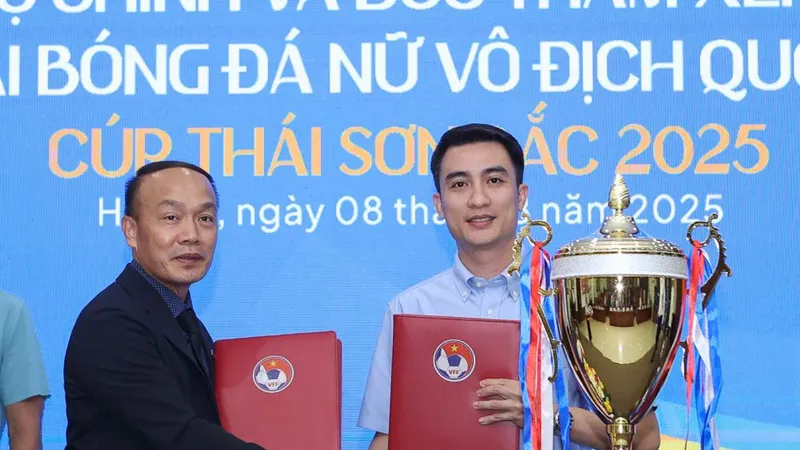 Tổng thư ký VFF ông Nguyễn Văn Phú và ông Trần Anh Minh, Tổng giám đốc Công ty Thái Sơn Bắc.