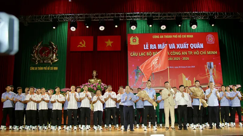 Tập thể CLB Công an TPHCM phất cao ngọn cờ xuất quân, quyết lập thành tích tốt trong mùa giải mới. Ảnh: DŨNG PHƯƠNG