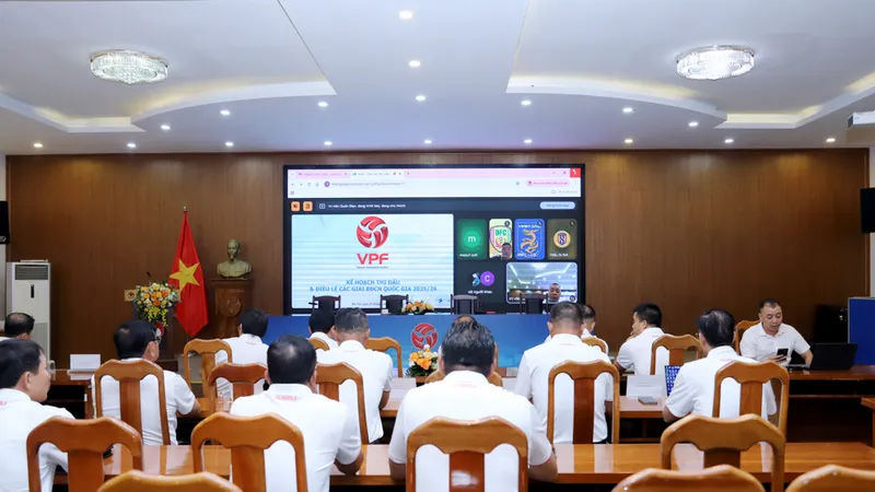 Toàn cảnh buổi làm việc đầu tiên vào ngày 11-8.