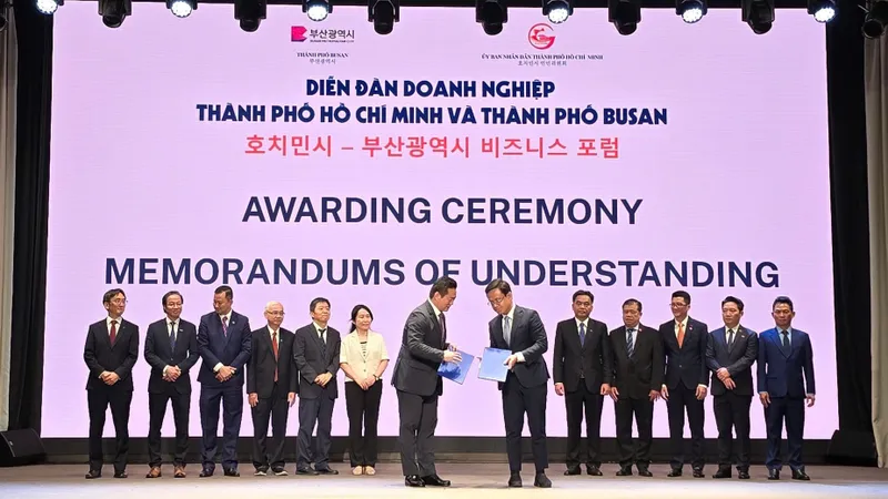 Dưới sự chứng kiến của ông Nguyễn Lộc Hà, Phó Chủ tịch UBND TPHCM, Tập đoàn Becamex ký kết các Biên bản ghi nhớ hợp tác với các tập đoàn lớn của Hàn Quốc