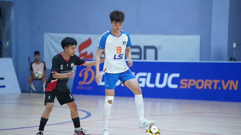 U20 Thái Sơn Nam TPHCM (áo trắng) thắng cách biệt 6-2 trước Sài Gòn Eminence.