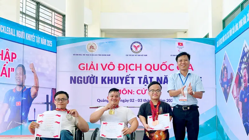 Lương Hoàng Thông (thứ 2 từ phải qua) nhận Huy chương đồng tại giải vô địch quốc gia môn Cử tạ người khuyết tật năm 2025.